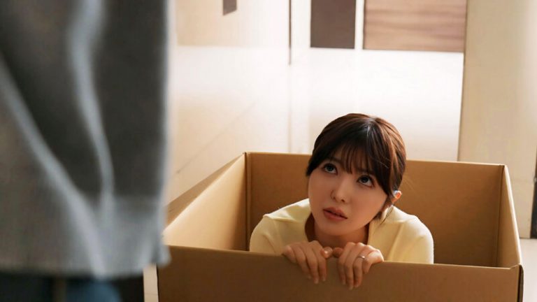 置き配する人妻は生ものを届けます 同じマンションの誤配がきっかけで若い男と不倫をした話 善場まみ