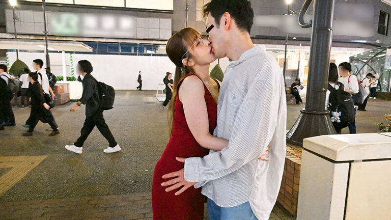 子育てがひと段落するのを待ち、満を持して浮気を始めたSEX依存症の人妻 マキシワンピで年下の相手を駅まで迎えに行っては、自宅で不貞中出しSEX。池袋在住みなみさん 43歳