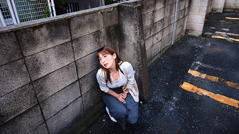 子育てがひと段落するのを待ち、満を持して浮気を始めたSEX依存症の人妻 マキシワンピで年下の相手を駅まで迎えに行っては、自宅で不貞中出しSEX。池袋在住みなみさん 43歳