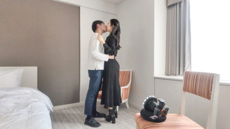 【黒い服に隠された魅惑のボディ】 笑顔と声が可愛い事務職かすみさん(30) 足をあげ自らチ●ポを懇願。ジョボジョボ潮吹きでイキまくり！！ 【初撮り】ネットでAV応募→AV体験撮影 2413