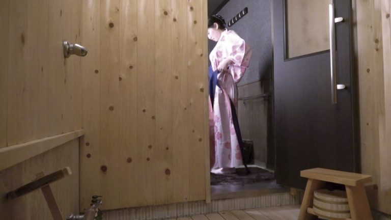 人妻湯恋旅行 蔵出し秘蔵映像集 【四】